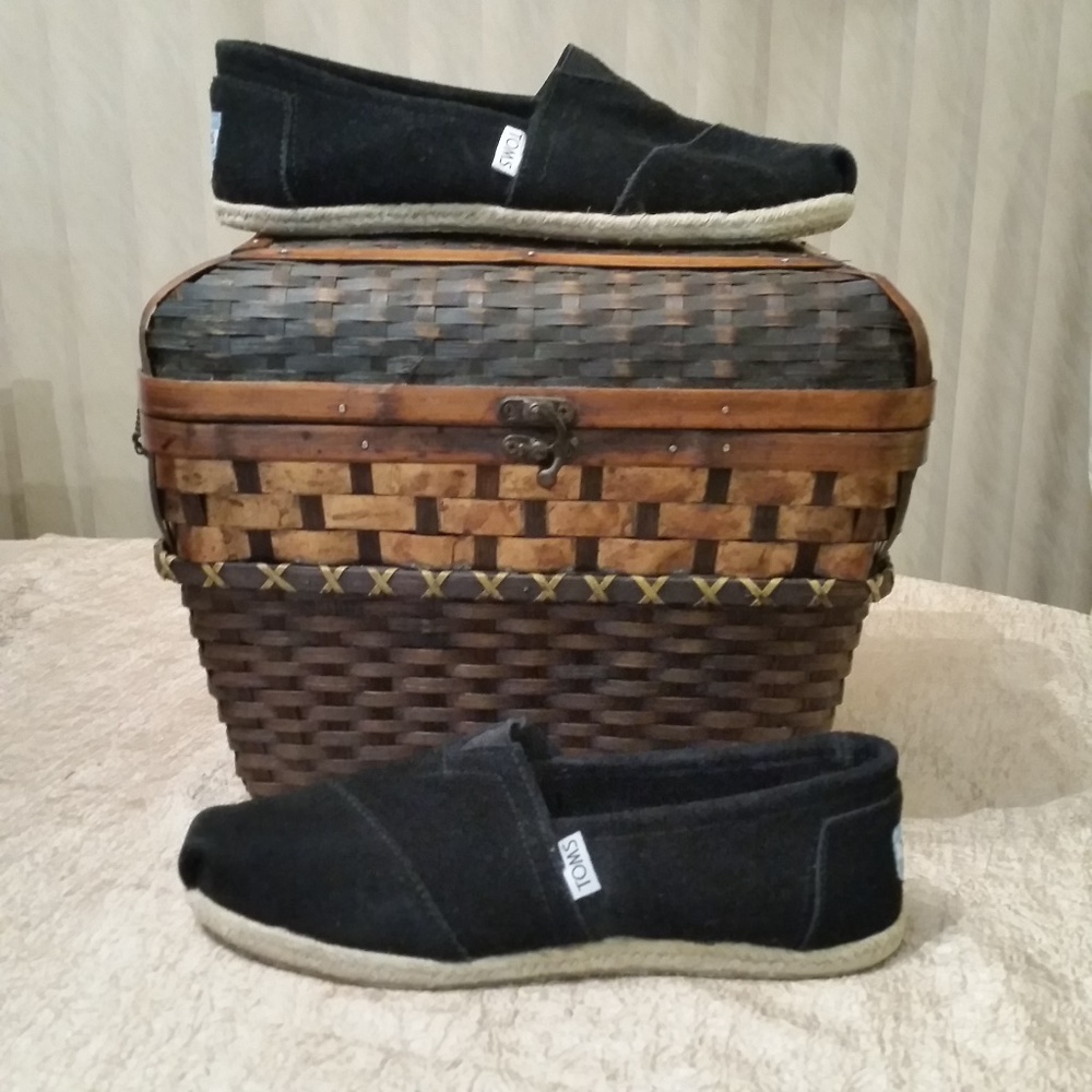 TOMS Suede Slip On Women’s Flats Size 7.5.